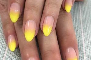 Желтый френч на ногтях