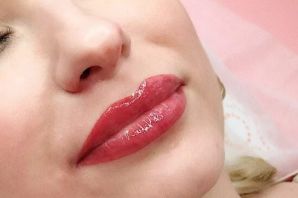 Перманентный макияж губ красный