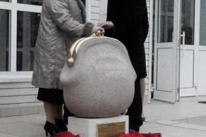 Памятник дамской сумочке в пьемонте