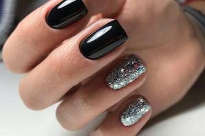 Черные ногти с блестками