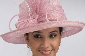 Розовая шляпа женская