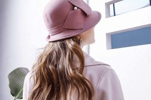 Розовая фетровая шляпа