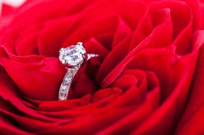 Красные розы и кольцо