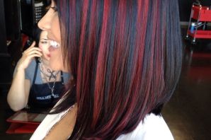 Окрашивание волос с красными прядями