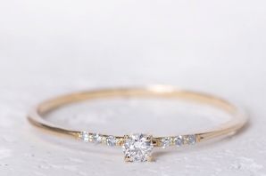 Золотое кольцо с маленьким бриллиантом