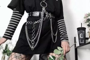 Черное платье с цепочками