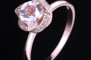 Помолвочное кольцо с розовым бриллиантом