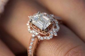 Кольцо с большим камнем золотое женское