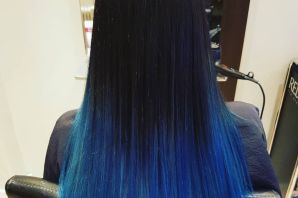 Синие пряди на черных волосах