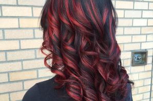 Рыжие пряди на темных волосах