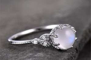 Обручальное кольцо с лунным камнем