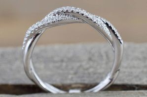 Необычное обручальное кольцо женское
