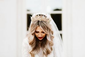 Невеста с распущенными волосами и фатой