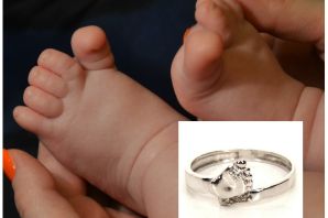 Кольцо с ножками младенца