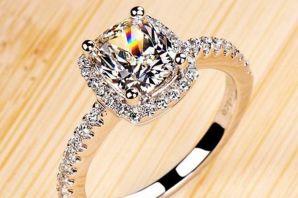 Кольцо с искусственным бриллиантом