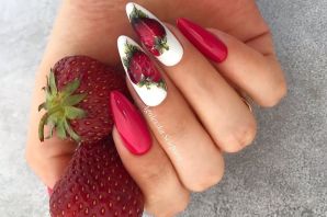 Маникюр с ягодами на ногтях
