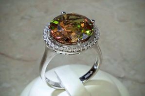 Золотое кольцо с камнем султанит