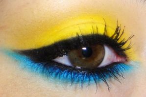 Желтый макияж для голубых глаз