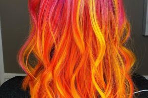 Рыжие волосы с цветными прядями