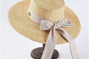 Соломенная шляпа с завязками