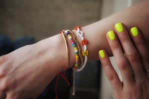 Цветные браслеты на руку