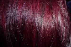 Каштановые волосы с красным отливом