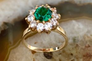 Кольцо золотое женское с камнем зеленым