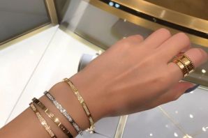 Кольцо золотое женское с бриллиантом