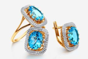 Золотое кольцо с синим камнем