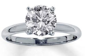 Обручальное кольцо с большим бриллиантом