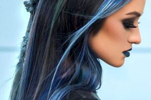 Голубые пряди на темных волосах