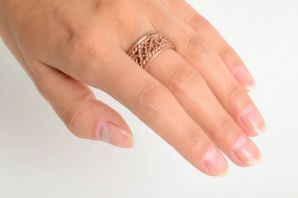 Черное кольцо на среднем пальце