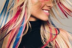 Покраска волос цветными прядями