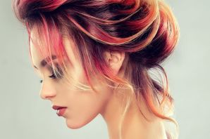 Цветное мелирование на светлые волосы