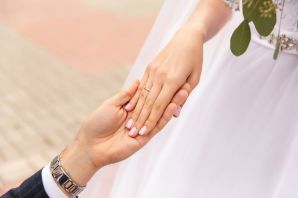 Обручальное кольцо на руках невест