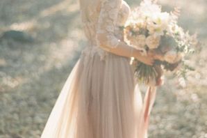 Невеста в бежевом платье