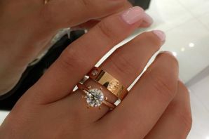 Золотое обручальное кольцо с камнем
