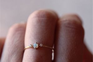 Серебряное кольцо с маленьким камушком