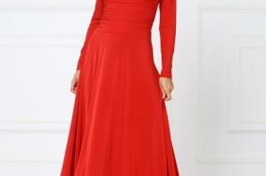 Красное платье с длинным рукавом