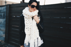 Белый вязаный шарф