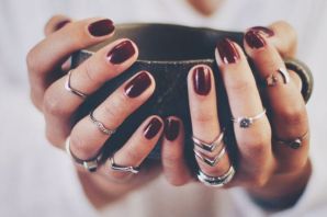 Красивые женские руки с кольцами
