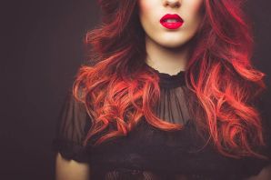 Черный цвет волос с красным оттенком