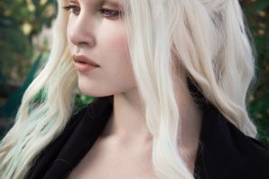 Эмилия кларк с белыми волосами