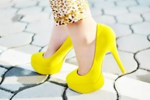Желтые туфли на каблуке