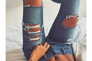 Рваные джинсы на коленях