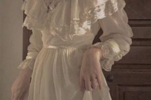 Платье с кружевом и рукавами