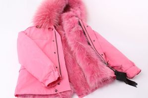 Куртка с розовым мехом на капюшоне
