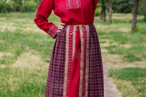Красное платье в славянском стиле
