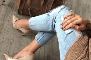 Женские ноги в джинсах