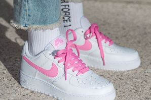 Кроссовки с розовыми шнурками
